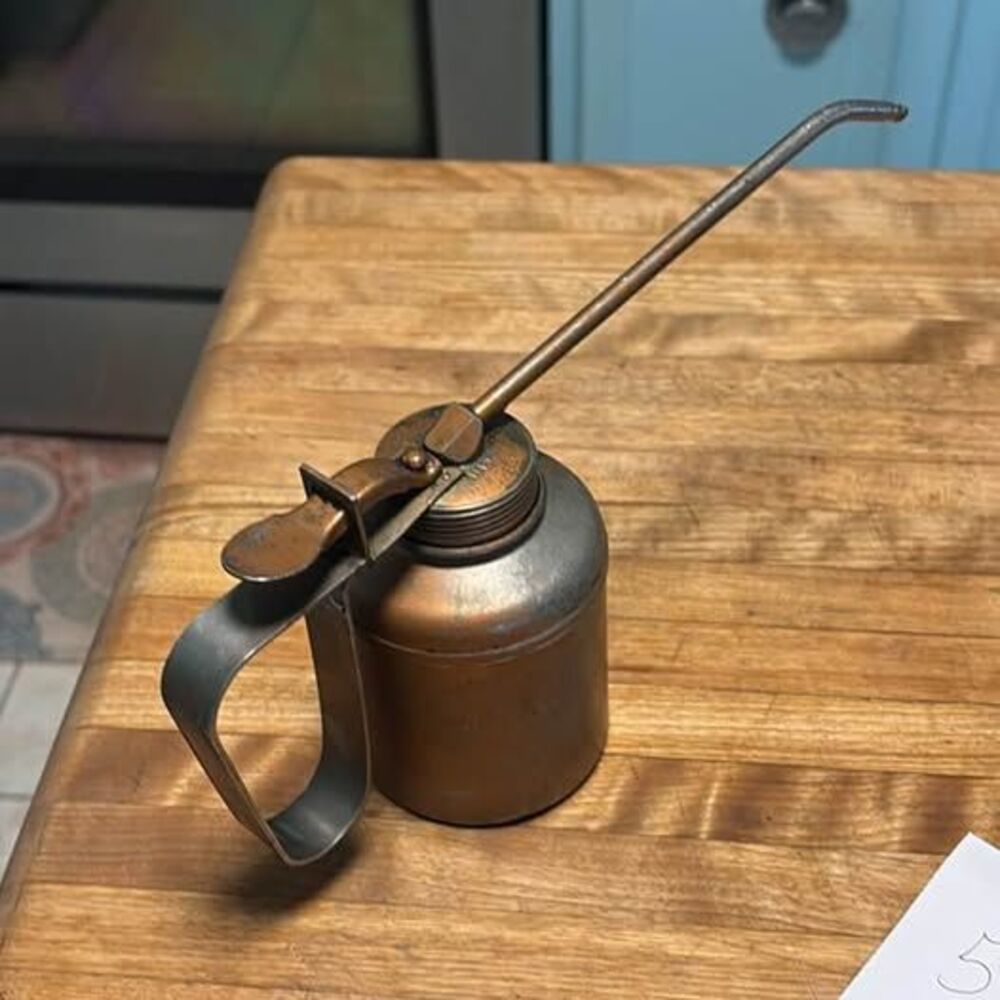 Vintage working metal oiling can